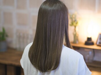 ロマネコンティ(romanee-conti)の写真/髪に負担をかげずにクセやうねりを解消し、ツヤ感溢れるナチュラルストレートへ*朝のスタイリングも楽に◎