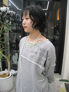 チーカ(chica) ミニボブパーマ + オン眉前髪