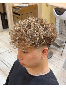 グルーマーズトウキョウ(GROOMER/S TOKYO) スペインカール ハイライト フェード 海外風 メンズパーマ