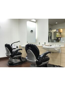 〈理容室〉落ち着いた店内は初めてのお客様も緊張しにくい◎お悩みを解決し、理想のスタイルをご提案！
