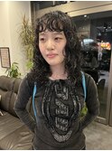 エッジの効いたくるくるパーマ