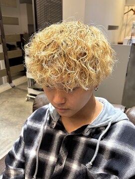 ノイセル(Noisyle) ブルーブラックフェザーパーマ刈り上げセンターパート☆