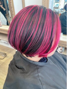 コワファースト 大分(COIFF1RST) 黒ベースにピンクメッシュ