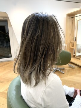 ソエル(soell) 【soell】バレイヤージュで動きのあるミディアムを