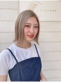 切りっぱなしボブ前髪なしハイトーンミルクティーホワイトカラー
