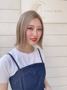 シェノン(CHAINON) 切りっぱなしボブ前髪なしハイトーンミルクティーホワイトカラー