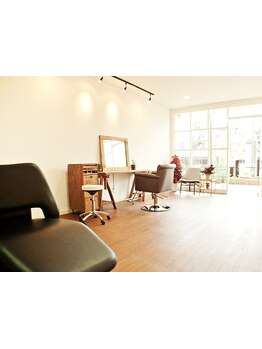 カフェ風の広々店内で日頃の疲れを癒し、自分だけの空間を独り占め。外の喧噪を忘れられる隠れ家的サロン。
