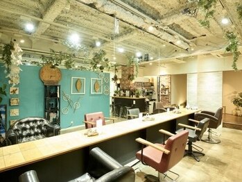 新宿2丁目美容室セカンド(Second)の写真/支持率◎のヘッドスパで髪も心もリフレッシュ！リラックスできる空間で、疲れを癒しませんか？