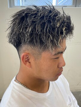 バース バイ ハピネス(BIRTH by happiness) 奈良men'sツイストパーマホワイトメッシュフェード短髪