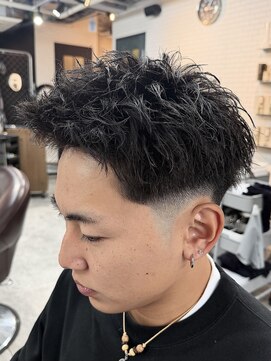 アミーゴ(AMIGO) ピンパーマ×テーパーフェード