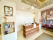 ヘアメイク アース 佐賀鳥栖店(HAIR&MAKE EARTH)の雰囲気(明るいエントランスでお客様をお迎えします。)