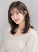 ミディアムレイヤー 顔周りカット ブラウンベージュ 20代