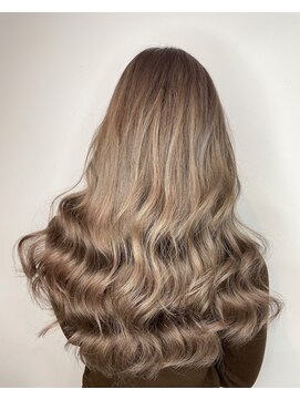ヨロ 上野(YOLO) ハイライトカラーミルクティーベージュレイヤーカット