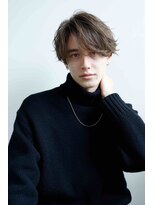 モコ(MOCO)&nbsp;かき上げたウェービーな前髪で大人の色気をまとう（フロント）