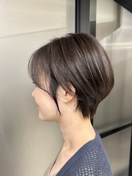 メモリーズ 表参道(Memories) 40代50代60代耳かけショート前髪なしハンサムショート白髪ぼかし