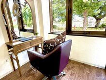 美容室クレアの雰囲気（自然光と木の温もりに包まれた、あなただけのリラックス空間）