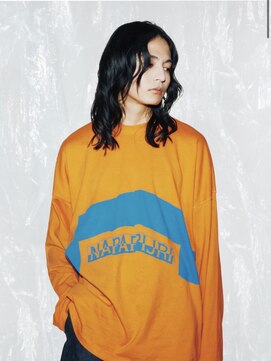 オーオ シカシカ(OOO YY) 縦に落ちるリラックス感のあるメンズミディアムパーマ