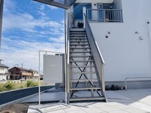 外階段より2階へとお上がりください//足元には十分お気をつけて