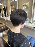 後頭部の丸みが上品に映える大人ショートヘア