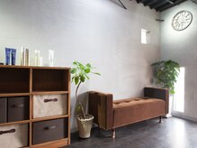 メンズサロン スリーブランチス(men's salon THREE BRANCHES)の雰囲気（グレーとブラウンを基調とした店内スペース）