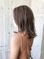 ペネロープ(Penelope)&nbsp;ミディアムレイヤー/ハイライト/ミルクティーベージュ　担当夕島