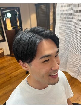 メンズサロン エクシア ブラト(brat) 人気の刈り上げセンターパートスタイル