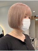 タッセルボブ切りっぱなしボブミルクティーベージュ外ハネボブ