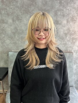 ハイトーンベージュ×外ハネミディアムウルフ