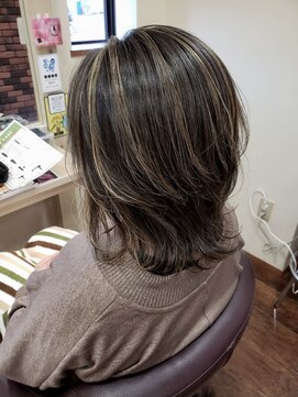 カットインファーチェ CUT IN face 外ハネレイヤー×白髪ぼかしハイライト