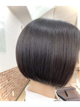 カットハウス はさみの部屋 前下がりショートボブ