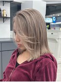 ホワイトグレージュ