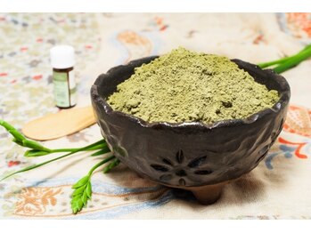 美容室 サクモト(SAKUMOTO)の写真/国産無農薬の「天然ヘナ」で髪を労わる白髪染め。ハリ・コシ・ツヤを与え、10年先も美しい健やかな髪へ。