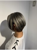 レディースダブルカラーシルバーアッシュショートボブスタイル