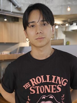 キュー(Cue_) ストレートセンターパートメンズカット（表参道原宿明治神宮前）