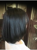 シンプルなミディアムボブ
