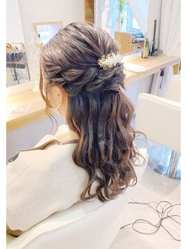 ララルーモ スタジオ(LaLarOomo STUDIO) 【JR新宿東口3分西武新宿駅直結】ハーフアップ×ウェーブ巻き