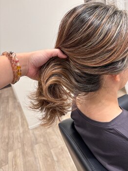 高度な技術で入れる白髪ぼかしハイライト、白髪染めしない白髪染めが大人気◎