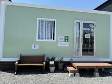 キズナ(kizuna)の雰囲気(緑と木のベンチが目印のお店です♪)