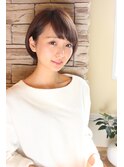 黒髪アッシュ耳にかけても可愛いナチュラルショート