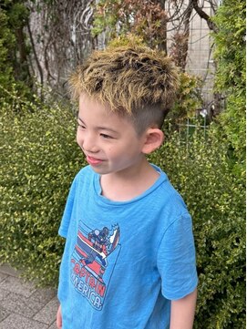 ラクヘアー 上福岡店 メンズキッズスタイル ベージュツンツン刈り上げスキンフェード