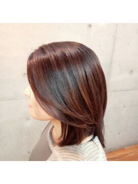 ヒラリー(Hillary) 重めのレイヤースタイル