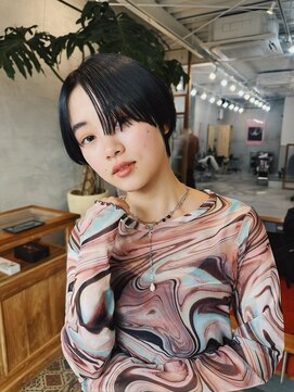 ヒュージ 表参道(huge) 顔周りの遊びが可愛いショート_カーキグレージュフェザーバング