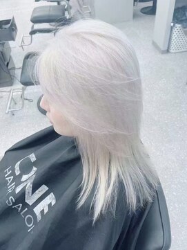 ワン(ONE) 小顔レイヤー×ホワイトシルバー【池袋駅】