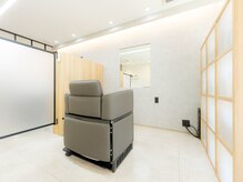 アクシス ファニー(AXIS ファニー)の雰囲気（椅子の下からフルフラットのシャンプー台が出てきて席の移動無し）