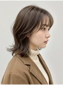 柔らかベージュ×外ハネレイヤーボブ