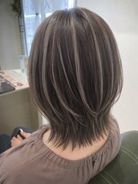 ミント(minto)&nbsp;ハイライトカラーウルフカットアッシュグレージュ白髪ぼかし40代