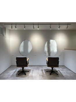 2席のみのプライベートサロン♪周りを気にせずに、髪のお悩みも気軽に相談しやすい雰囲気◎