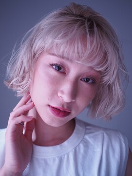エラ(ELLA) ハイトーン×ショートヘアで最強に可愛くカジュアルに