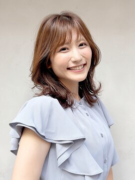 ヒトワ(hitowa) くびれミディアム/顔まわりレイヤー/シアベージュ/外ハネ/日吉