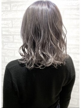 ジーナ 梅田(Zina) 【Zina 梅田】　イメチェン★ホワイトグレー×毛先パーマ